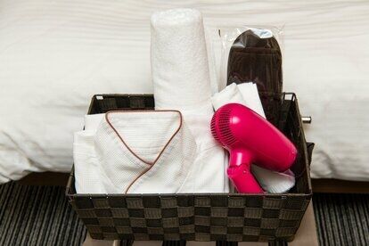 日本人観光客はインバウンド客よりマナーが悪かった？ 「備品盗難」「泥酔」「部屋汚し」…国の補助金で客層が悪化？