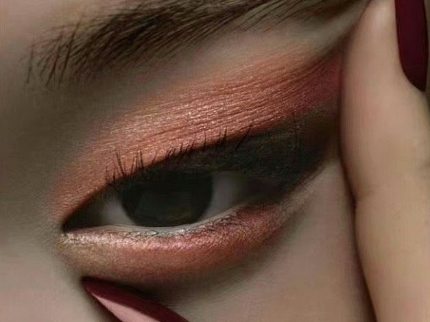 ディオールのつり目ポーズ広告が中国で炎上…「東洋人差別だ」「二度と買わない」