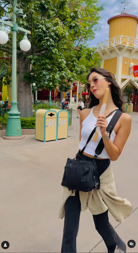 これが菜々緒さんのプライベートディズニーだ。チュロス片手にパークを歩いてるだけで最高に絵になる