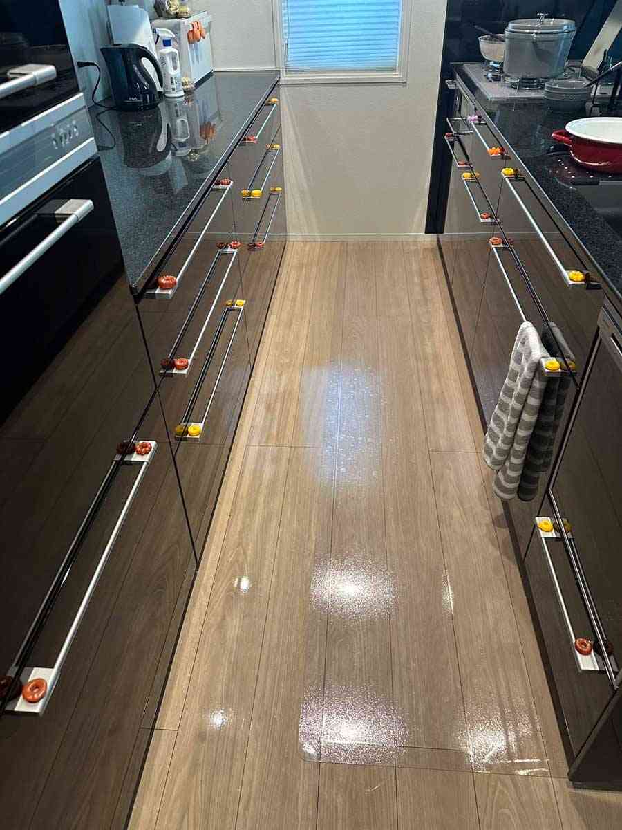 2歳娘がいた台所がどこかオシャレに → よく見たら……　パパが二度見した光景に「これは元気出た」「素晴らしい」