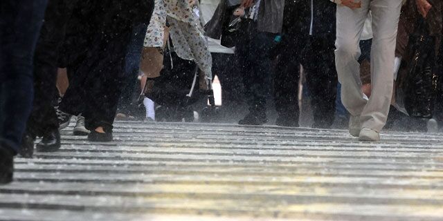 大型台風でも「出社は社員の判断に任せる」の無責任…企業のあいまいな対応が生み出す“出勤ぶりっ子”の正体