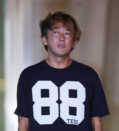 ガーシー被告保釈「痩せたな」「ガリガリだ」SNS上で驚きの声　Tシャツ短パン姿で拘置所出る
