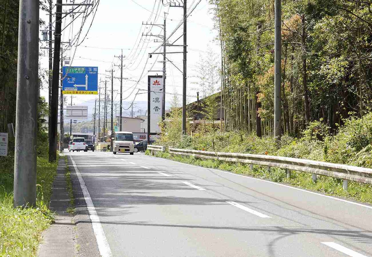 車道の自転車に車が追突　三重・明和　直線の町道で女性（49）死亡