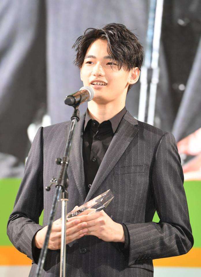 冨永愛の長男・章胤「今は195センチぐらいかも」超絶スタイルのスーツ姿がイケメンすぎ