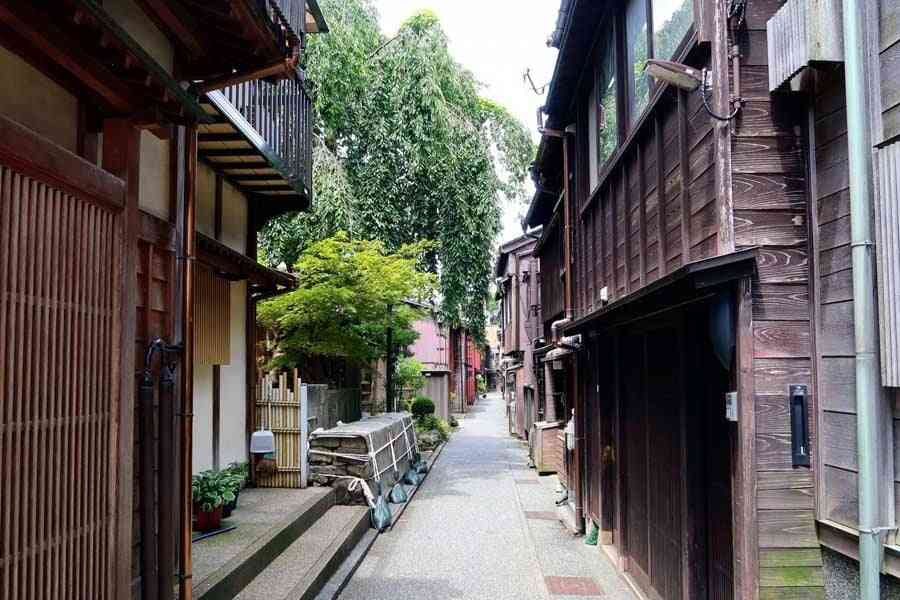 なぜ「一人旅」は旅館で歓迎されなかったのか？ かつては想像できない“恐怖”のイメージも… SNS話題のネタを深掘りする