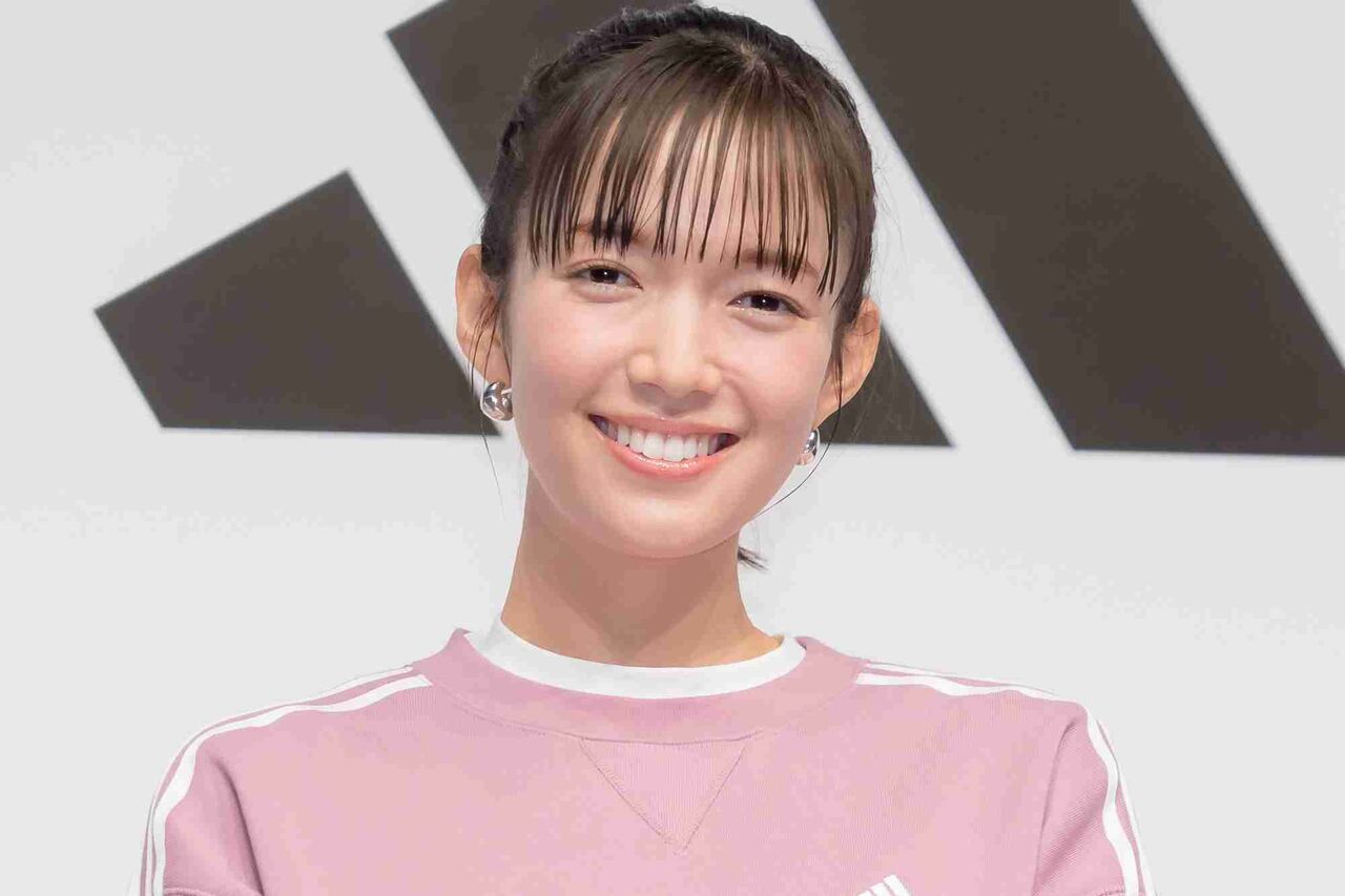 「裏口から合い鍵で…」“超好感度タレント”佐藤栞里(33)に初ロマンス《7歳下イケメン俳優と親密交際スクープ撮》
