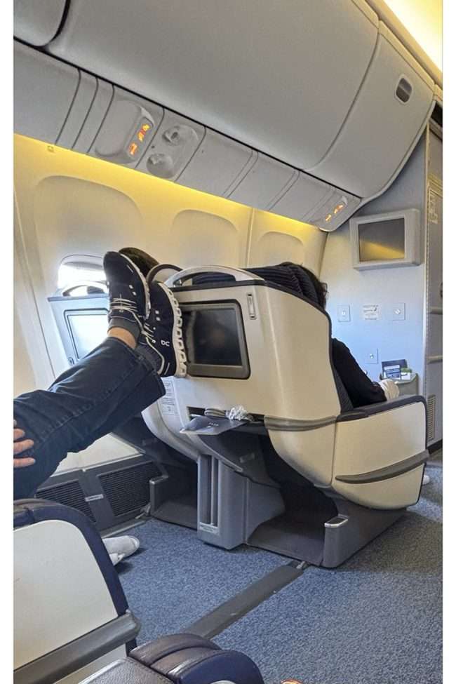 「ビジネスクラスでこれはやばい」外国人が足を投げ出し…衝撃の光景に「不愉快すぎる」と批判殺到