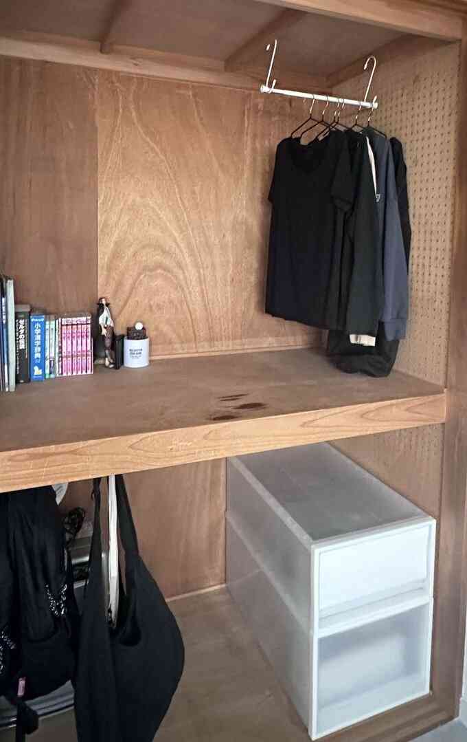 母子3人暮らし、100着以上あった服を「年間4着」に。少ない服でも満足度アップ