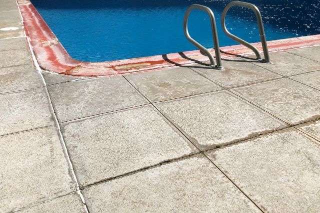 「中学校のプール授業、今も男女一緒なの…」　意見に賛否の嵐「ジロジロみられる」「分ける必要ない」