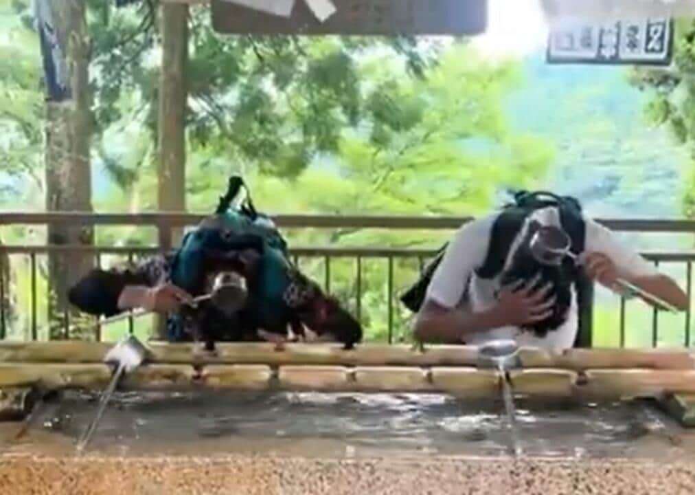 手水舎で洗顔＆洗髪、外国人2人組の動画に批判　神社は困惑「登山で汗を流す人見かける」