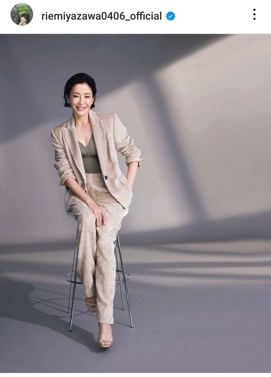 宮沢りえ、ショートへアの50歳最新ショット！胸元ざっくり＆肩出しが美しい…14歳長女のママ