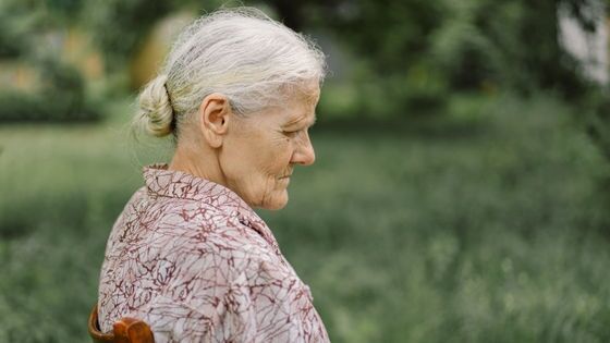 「不幸や孤独」は喫煙よりも人を老けさせるとの研究結果