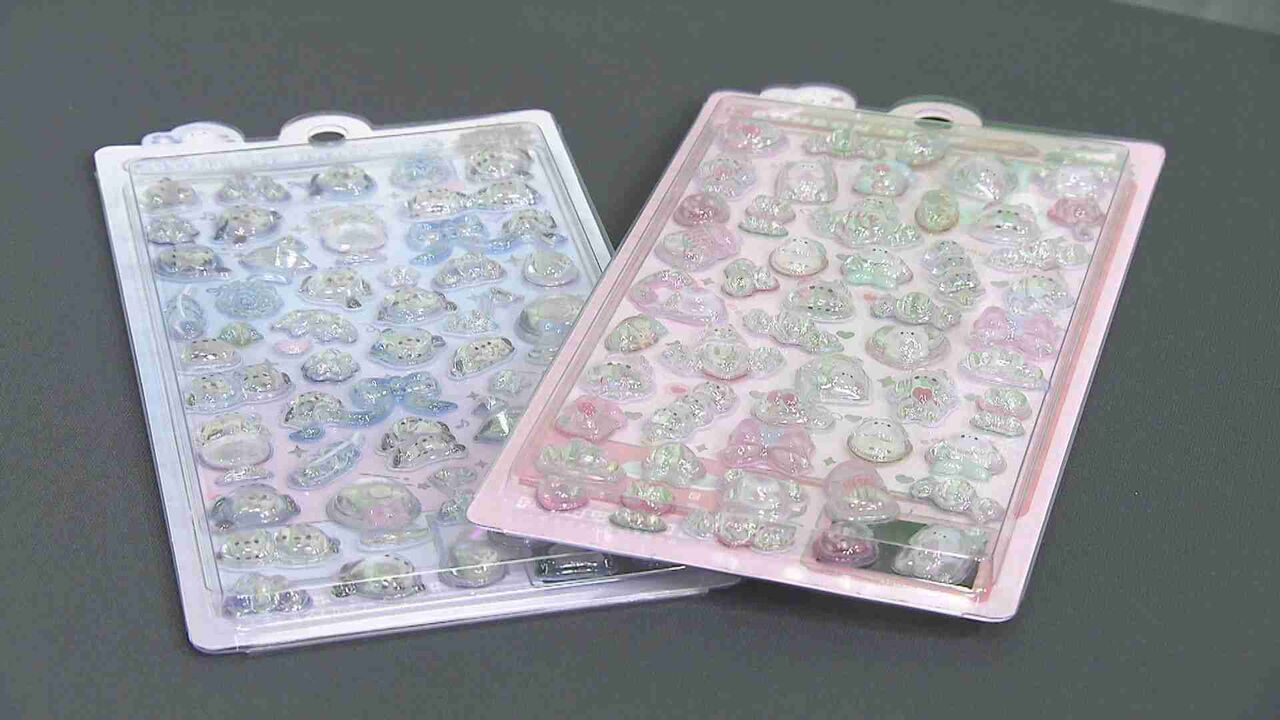 「ボンボンドロップシール」製造追いつかず…懐かしの“シール交換”が令和に再燃の理由は？大人買いする平成女児たちも