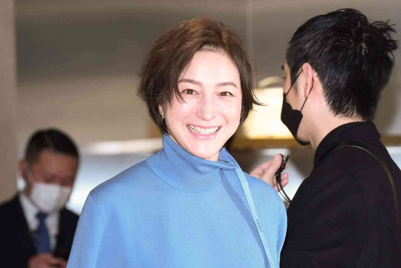 広末涼子：ミニスカート姿で照れ笑い　厚底ブーツを合わせ「高校時代を思い出す」