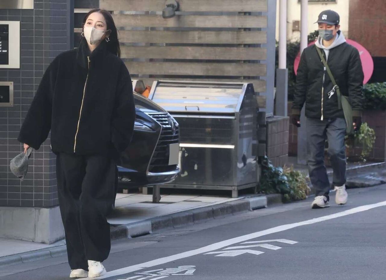 夫は3歩下がり…佐々木希＆渡部建 圧巻の女優オーラをまとった「妻ファースト」で新年会へ