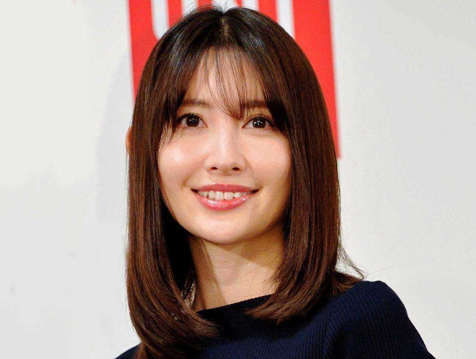 小嶋陽菜、恒例のコスプレ年賀　背中ぱっくり大胆なうさぎに変身　「例年上回る最高傑作」の声