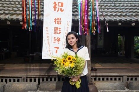 【ちむどんどん】黒島結菜がクランクアップ「1年間やりきれたことはすごく幸せ」