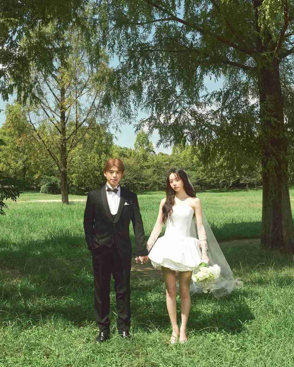 人気カップルYouTuber「なこなこ」、ミニ丈ウェディングドレス姿に「世界一可愛いよ！」　こーくんがなごみにキス