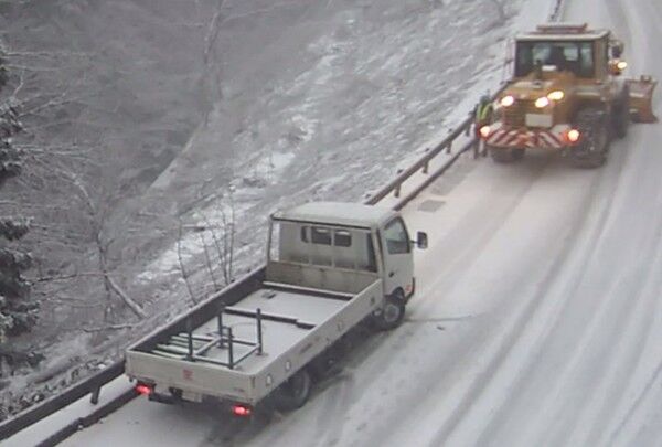 またも「ノーマルタイヤ車」立ち往生 道路管理者も「いまだに未装着が」呆れ 法令違反も
