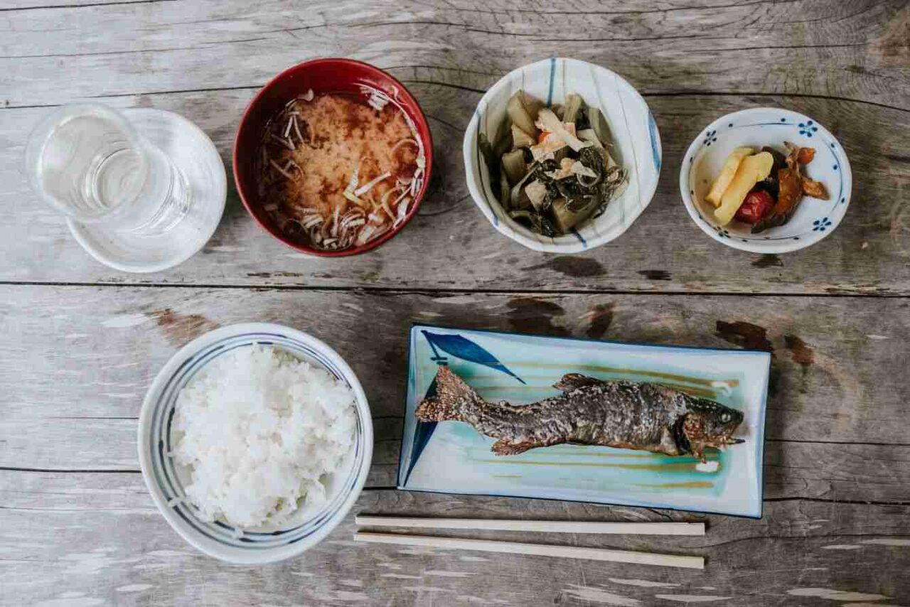 義母に「味噌汁の左右が違う」と怒られた...和食の配膳マナーによる嫁vs姑バトルを回避するテク