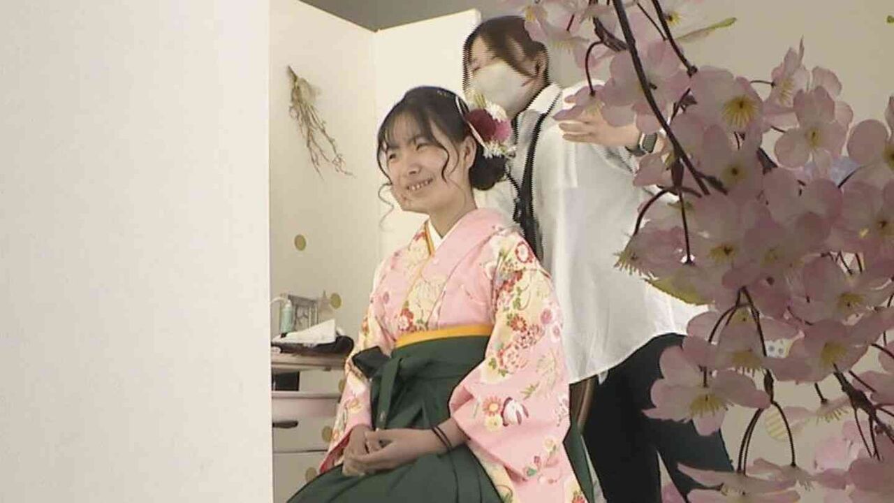 今ドキ小学生の「卒業式」事情　袴の着付けにヘアセット…髪には金箔も！フォトスタジオは早朝から大忙し