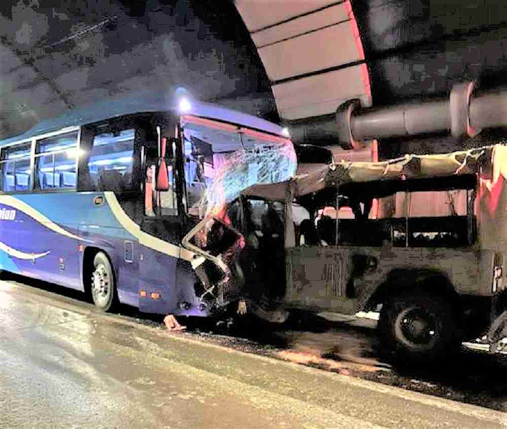 トンネル内で自衛隊の車両と大型観光バスが正面衝突 9人搬送 男性自衛官1人が死亡 北海道むかわ町 国道274号 モトツトンネル