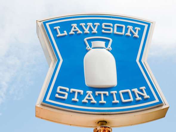 人気撮影スポット「富士山ローソン」で新たな対応　道路の横断禁止を訴える看板設置