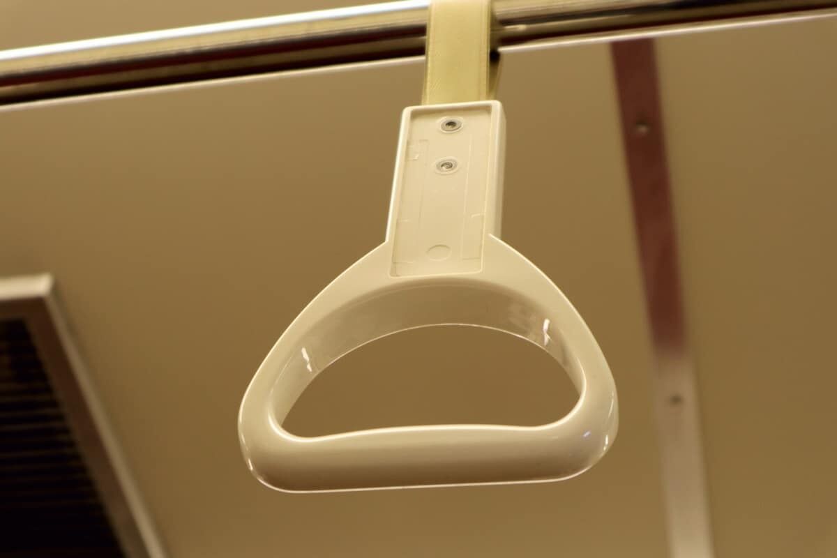 「荷物座らせ女性」「横入りおじさん」にイラッ！ 202人に聞いた「電車・バス」で2022年にイラっとしたエピソード