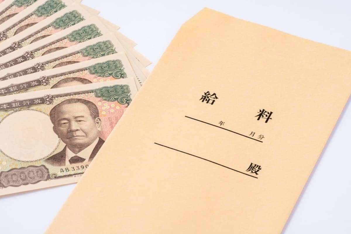 正社員「手取り17万円」で働く妻。同じ会社で「時給1300円」のバイト募集が出ていましたが、時給換算すると正社員のメリットがない気がします。アルバイトのほうがお得なのでしょうか？