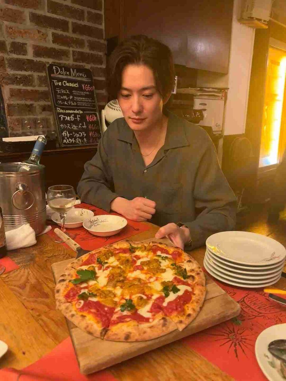 「新婚だもんね…」岡田将生〝結婚指輪キラリ〟なプライベートショットにファンざわつく「嫉妬嫉妬嫉妬」「将生に飯取り分けてもらえる世界線」