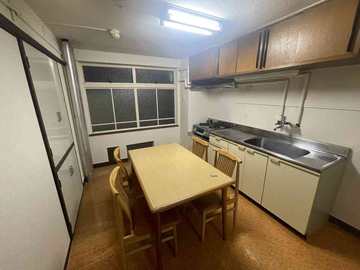 「無理や住まれへん」ネット驚愕…維新議員　“青山“の議員宿舎の写真を公開「もう少しいい部屋に住まして」同情の声も