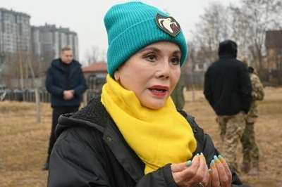 デヴィ夫人支援物資届ける　キーウ訪問、病院などに