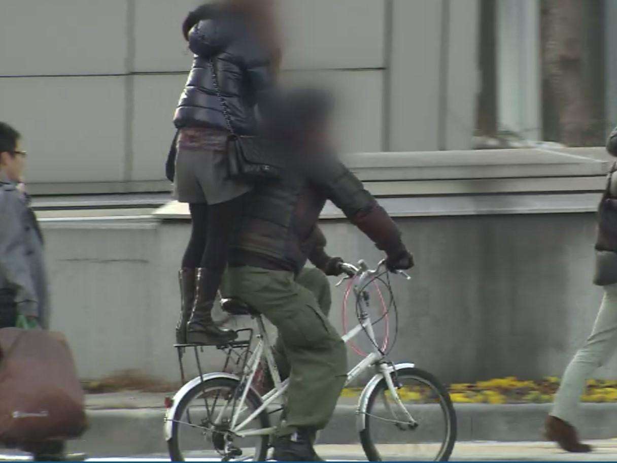 自転車の2人乗りでも「反則金」　クルマ並みの「青切符」を導入へ　迷惑走行の抑止に期待　でも「規制だけでなく道路などのインフラ整備も重要」と専門家