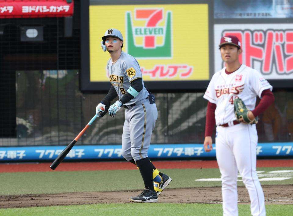 阪神　佐藤輝　ホームラン確信して走らず→フェンス直撃打でまさかのシングルヒット　藤川監督ぶ然　サヨナラ負けにつながる