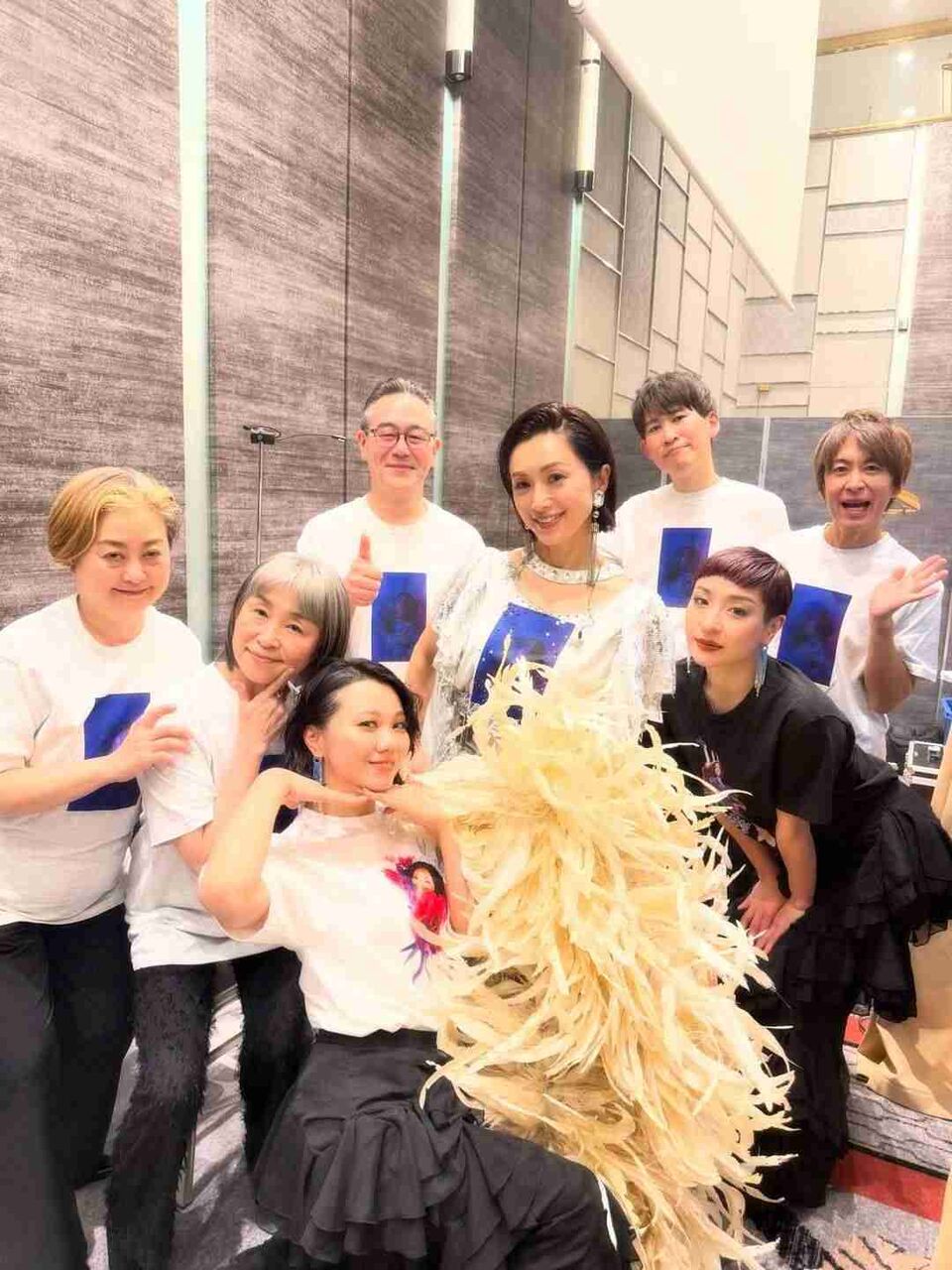 芸能界復帰から13年…54歳酒井法子〝碧いうさぎディナーショー〟姿に「全く衰えなく可愛い」「目が離せません…」「お姫様みたい」と反響