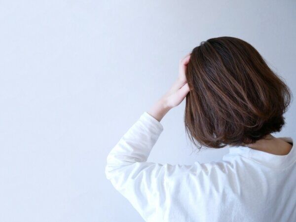 職場の50代新人女性に困惑「間違いを指摘されるとぶりっこポーズをしてフリーズ」