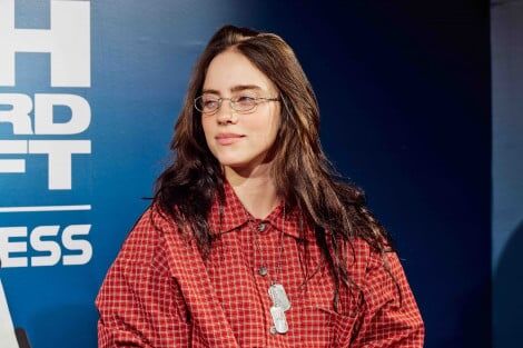 ビリー・アイリッシュ、トークでMステ初登場 階段降り&INI・トラジャらと“写メ会に NewJeansとの再会も喜ぶ