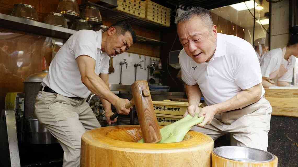 ｢パフォーマンスじゃないのだが…｣､"高速餅つき"大人気の陰で店主が苦悩するもっともな理由。一斉にスマホで撮影､見せ物化する伝統文化
