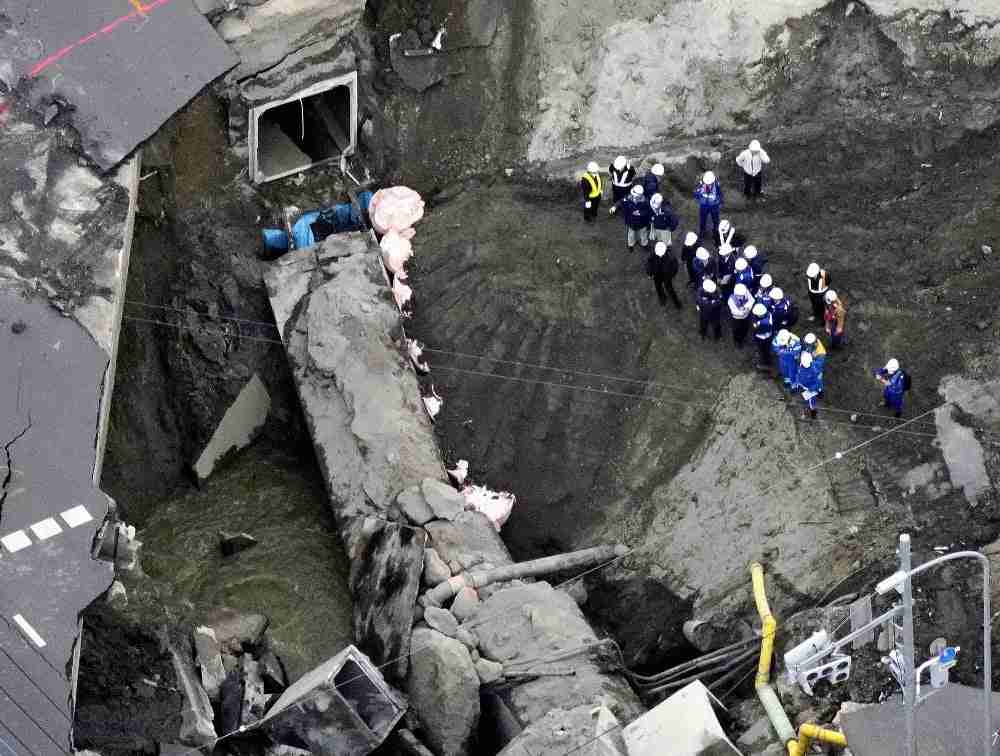 八潮の道路陥没、数十人が穴の中で作業も一進一退…土砂崩落続く中で土砂や電柱撤去　作業は中断、2日に雨や雪となる可能性
