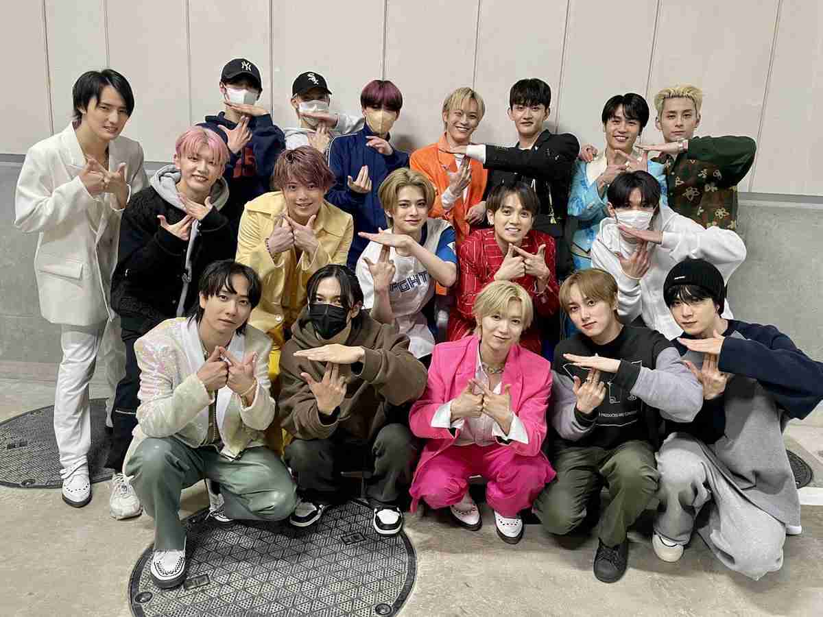 INI&Travis Japan、集合写真を投稿 夢のコラボレーションにファン感激「歴史に残る一枚」