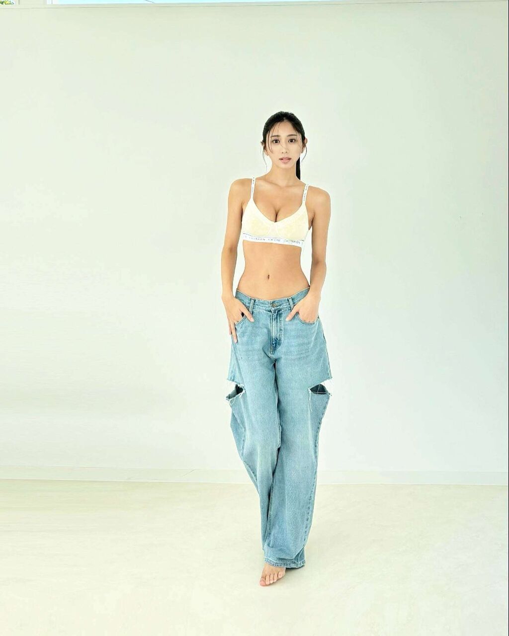 元ミスアース日本代表の〝9頭身グラビアアイドル〟驚異のスタイルが話題に「ワールドクラス」「完璧の上をいくな」