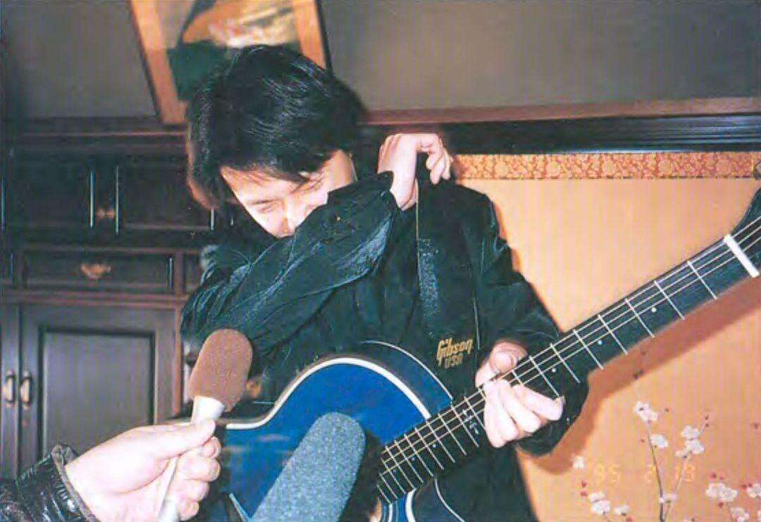 福山雅治、26歳当時の秘蔵写真を公開　29年前、ファンの自宅を訪問し「HELLO」を生演奏