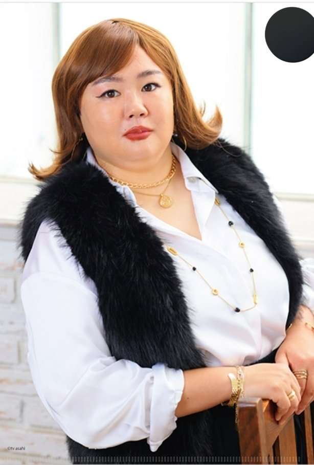 やす子、別人級に激変した姿に騒然！茶髪ロング＆ゴージャスメイクで「美しい」「モデル」「どこのマダム」