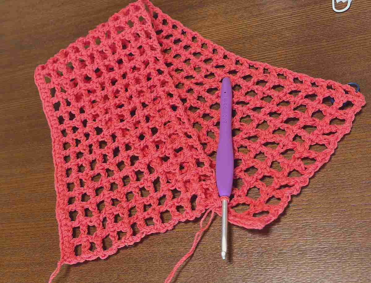 好きな俳優さんが着てたスケスケニット可愛いくて調べたら47万円だったので泣きながら編んでます→TOKIOみたい、すごい…！