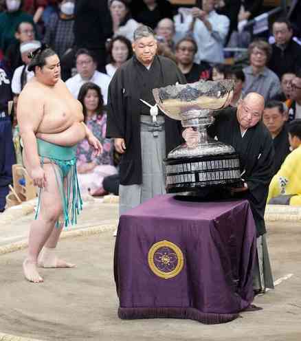 石破首相、大相撲九州場所に現れず...　代理もなしに「どんだけ人付き合い悪いんだ」