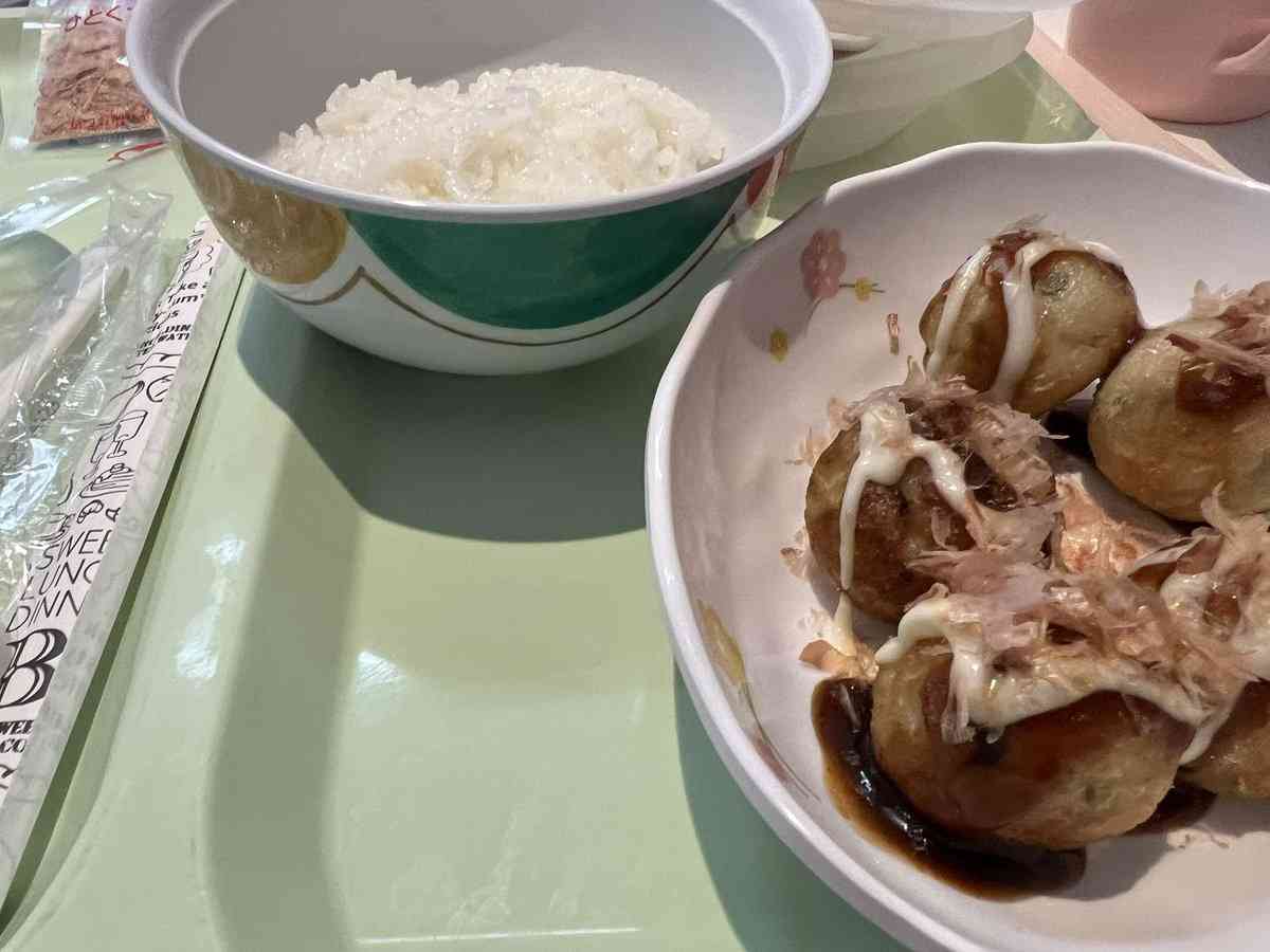 関西の病院に入院したら……　ご飯と一緒に「おかず」として登場した“まさかのもの”に「なんですって!?」と驚き