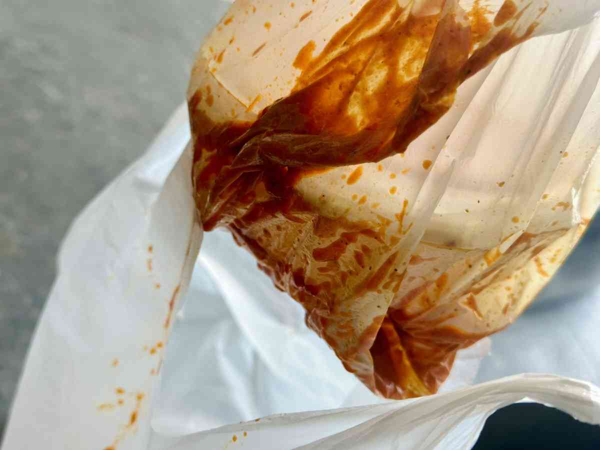 「これはエグい」宅配で届いた容器から溢れたカレー　「返金対象外」もSNS拡散でまさかの結末に「手のひら返し」