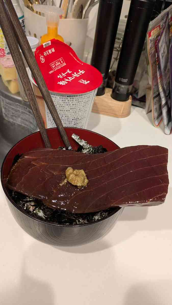 刺身は美味しいから無限に食べられると思い塊のままかぶりついてみた「これ無理だ」塊で食べて失敗した食べ物の話