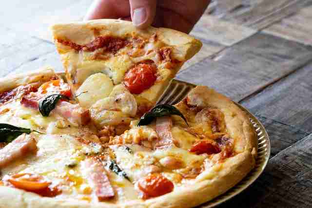 「食い尽くし系」の女友達と食事したら「ピザは4分の3食べる」「明らかに大きい方を食べて割り勘」　衝撃を受けた女性