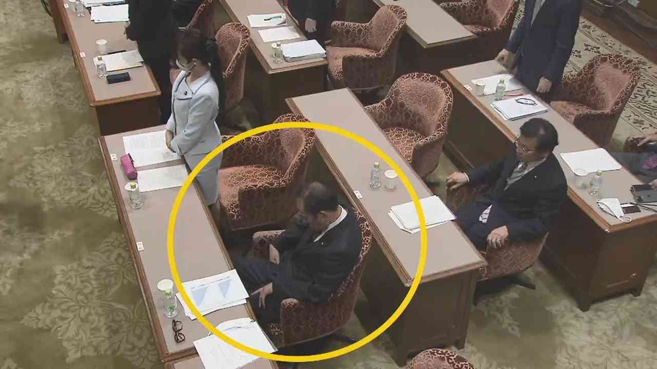 【まさか】採決で居眠り?職員に声を掛けられ、あわてて起立…無所属・上田清司参院議員に批判の声